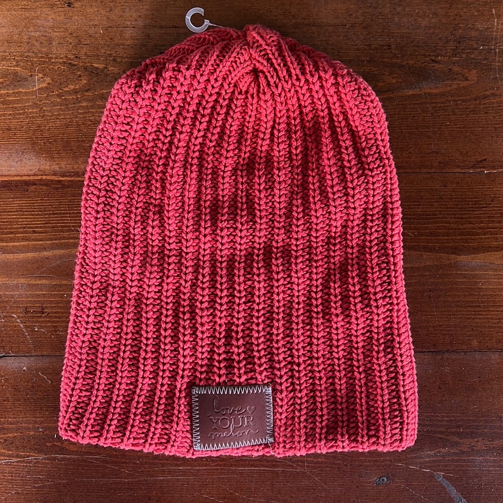 Love your melon hat. Great condition. Orange/coral color. 🤍